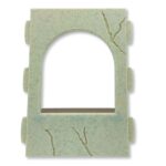 Pared con ventana curva extra grande, mesa mercado y grietas A