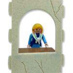 Pared con ventana curva extra grande, mesa mercado y grietas A