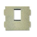 Pared con ventana mediana recta y grieta 80×80 A