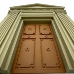 Gran puerta tímpano romana A